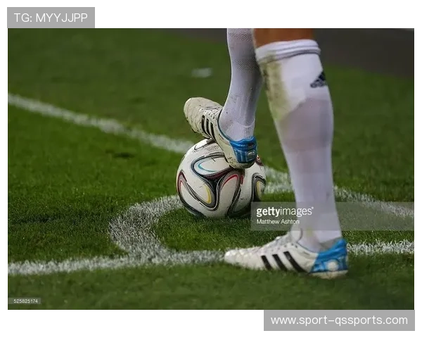 克罗斯专属足球鞋设计灵感与性能解析 王者之脚的完美搭档