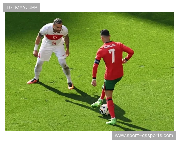 足球场上小孩紧抱偶像球星画面感人引发热议彰显球迷纯真情感