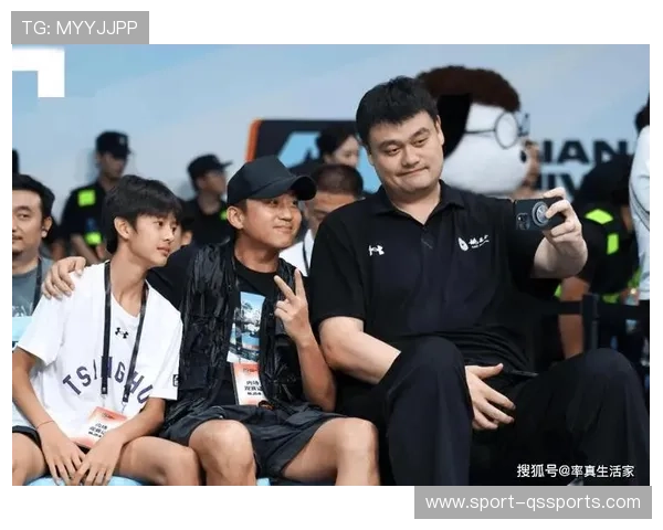 足球明星子女颜值大比拼 父子同框秒变焦点魅力四射