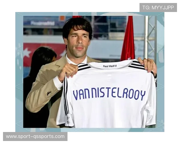 足球评论员与球星签名合影揭幕精彩时刻记录球迷心中的荣耀瞬间 足球评论员与球星签名合影揭幕精彩时刻记录球迷心中的荣耀瞬间